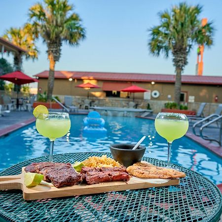 Family Garden Inn & Suites Laredo Exterior photo