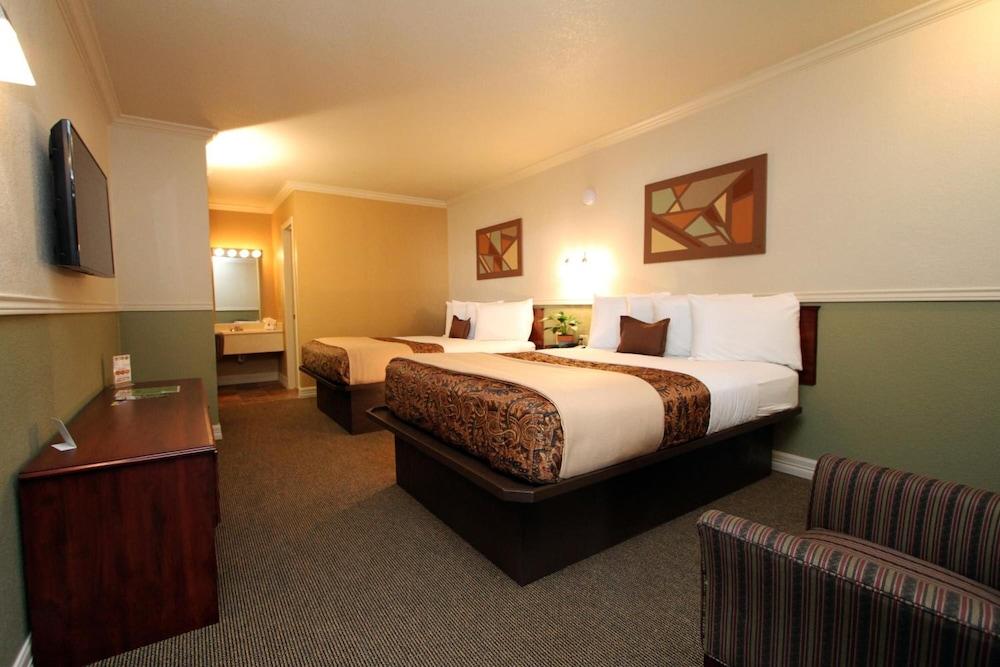 Family Garden Inn & Suites Laredo Exterior photo