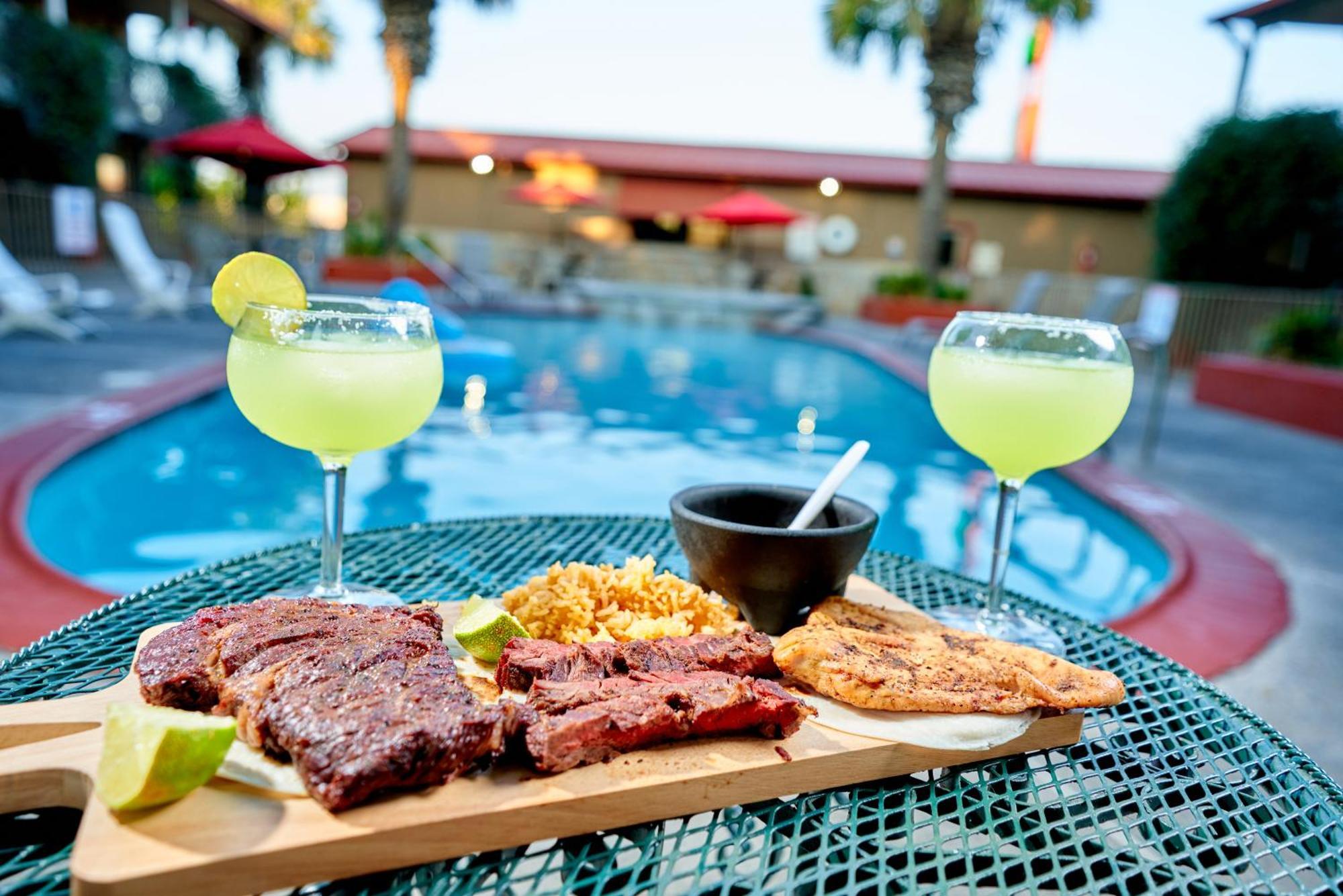 Family Garden Inn & Suites Laredo Exterior photo