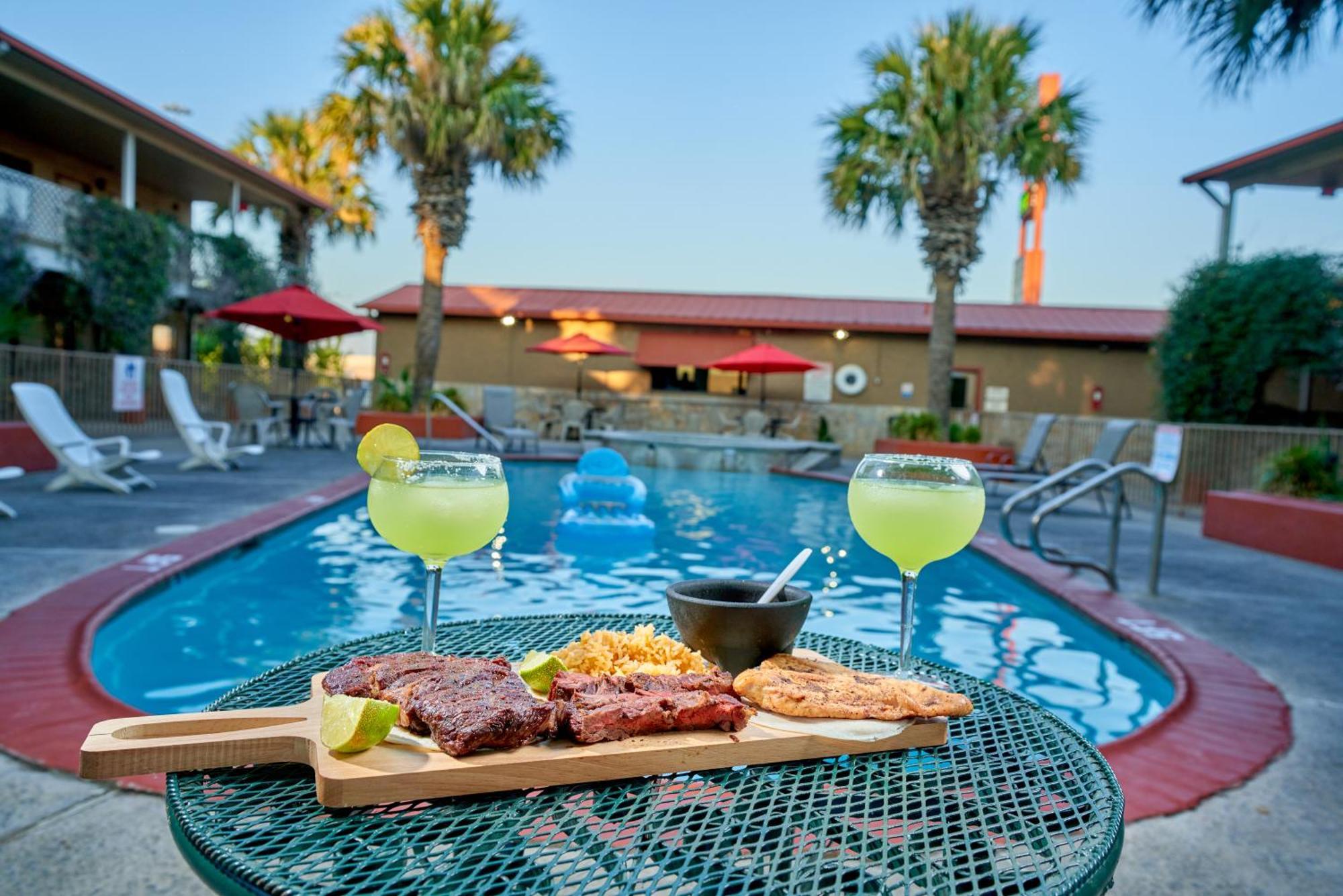 Family Garden Inn & Suites Laredo Exterior photo