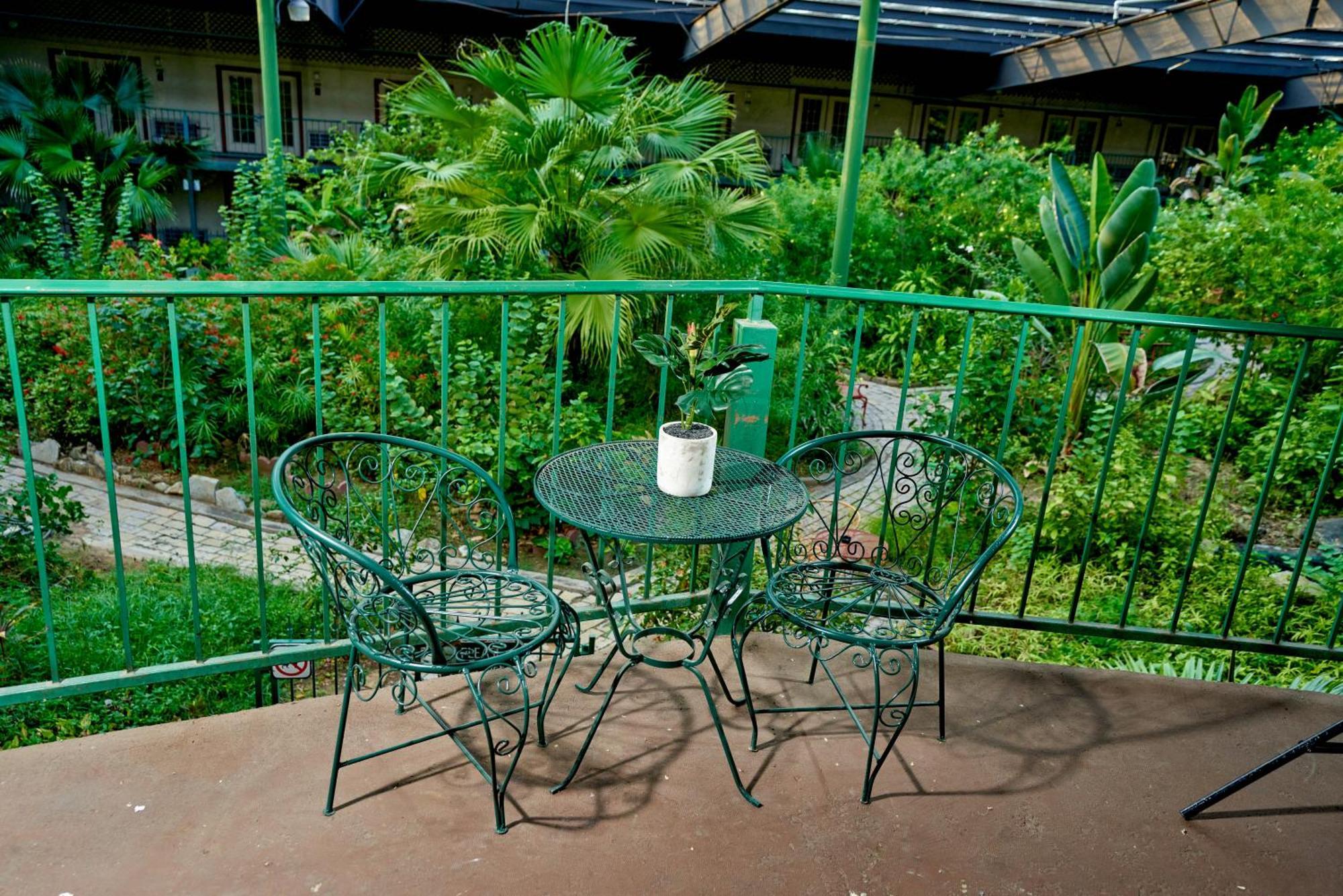 Family Garden Inn & Suites Laredo Exterior photo