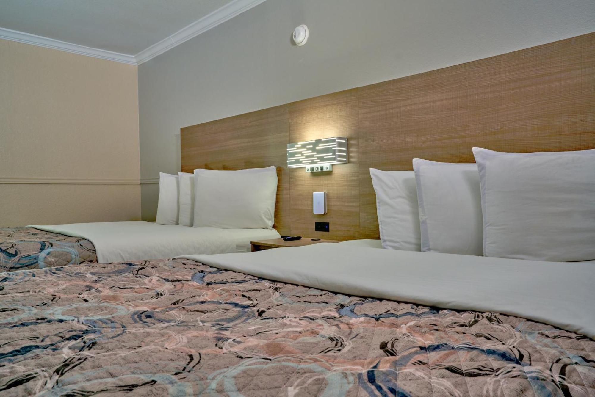 Family Garden Inn & Suites Laredo Exterior photo